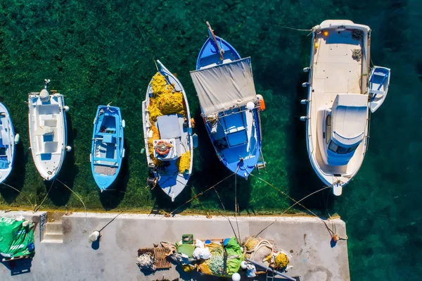 Katapola Amorgos 그리스에서에서 Traditonal 보트의 조감도 — 스톡 사진