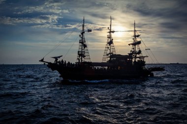 Sahte korsan gemisi turistler için günbatımı sırasında Selanik'te limanında
