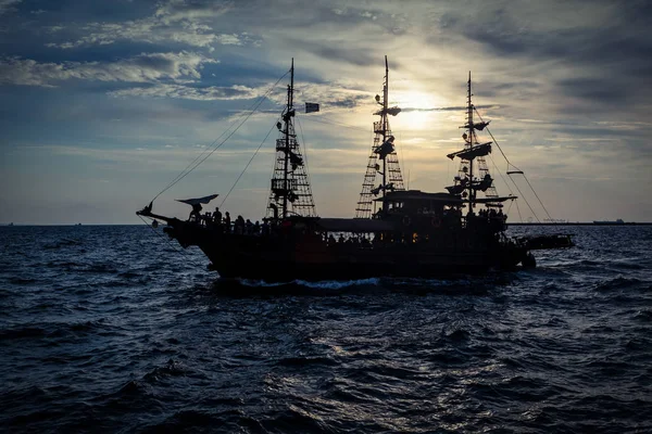 Поддельный Пиратский Круизный Корабль Туристов Время Заката Гавани Салониках — стоковое фото