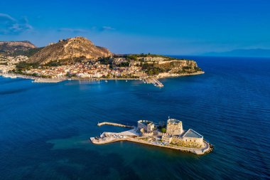 Bourtzi Adası, Nafplion, Yunanistan üzerinde eski Venedik kalesinin havadan görünümü