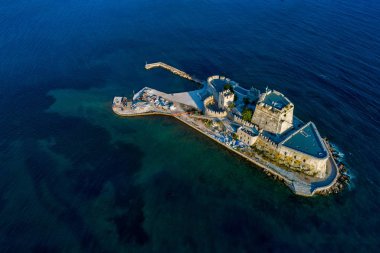 Bourtzi Adası, Nafplion, Yunanistan üzerinde eski Venedik kalesinin havadan görünümü