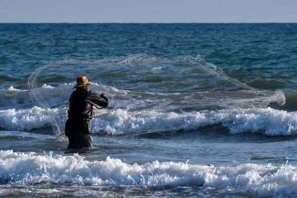 Αλφειού Ελλάδα Αυγούστου 2018 Ψαράς Χύτευση Δίχτυ Κατά Διάρκεια Της — Φωτογραφία Αρχείου