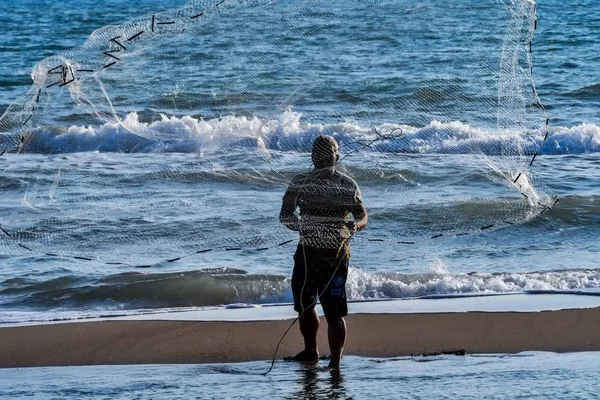 Альфеос Греция Августа 2018 Года Рыбак Закидывает Сеть Днем Дельте — стоковое фото