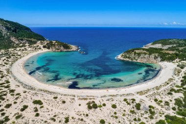 Voidokilia Beach, Voidokilia lagün güzel görünümü, Messinia, Yunanistan bir yüksek noktasından Akdeniz Avrupa'nın en iyi plajlarından panoramik havadan görünümü