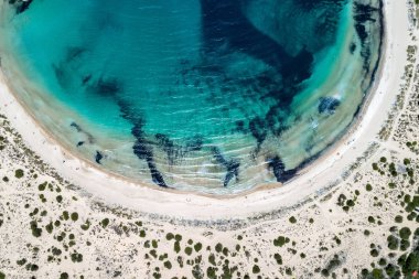 Voidokilia Beach, Voidokilia lagün güzel görünümü, Messinia, Yunanistan bir yüksek noktasından Akdeniz Avrupa'nın en iyi plajlarından panoramik havadan görünümü