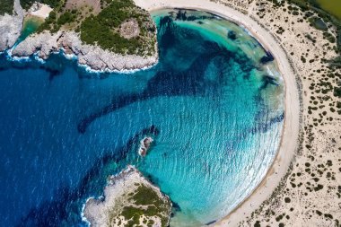 Voidokilia Beach, Voidokilia lagün güzel görünümü, Messinia, Yunanistan bir yüksek noktasından Akdeniz Avrupa'nın en iyi plajlarından panoramik havadan görünümü