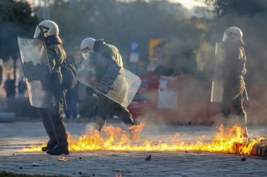 A. Grigoropoulos, ölü bir polis memuru Atina tarafından 2008 yılında vurdu bir genç anısına takip çatışmalar sırasında isyan polis arasında Thessaloniki, Yunanistan - 6 Aralık, 2018:petrol bomba patlar