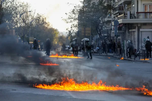 Saloniki Grecja Gru 2018 Petrol Bomba Wybucha Wśród Policjantów Prewencji — Zdjęcie stockowe