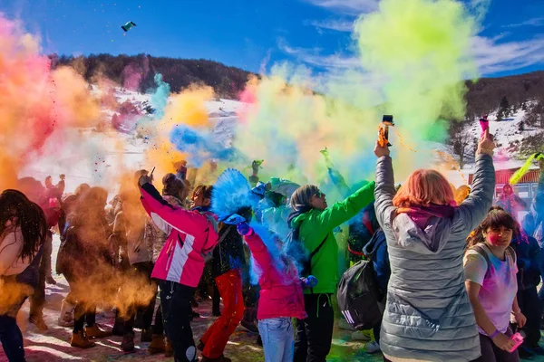 Seli Greece February 2019 Crowds Unidentified People Throw Colour Powderduring — Stock Photo, Image