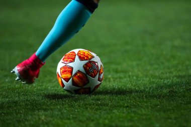 Thessaloniki, Yunanistan - 19 Şubat 2019: Futbolcu ayaklarıyla topu Paok - Tottenham Toumba Stadyumu'nda arasında ikinci tur için Uefa Gençlik Birliği alanında