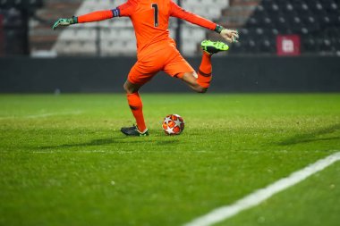 Thessaloniki, Yunanistan - 19 Şubat 2019: Futbolcu ayaklarıyla topu Paok - Tottenham Toumba Stadyumu'nda arasında ikinci tur için Uefa Gençlik Birliği alanında