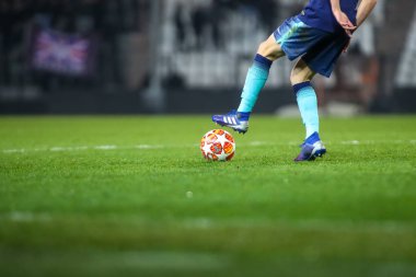 Thessaloniki, Yunanistan - 19 Şubat 2019: Futbolcu ayaklarıyla topu Paok - Tottenham Toumba Stadyumu'nda arasında ikinci tur için Uefa Gençlik Birliği alanında