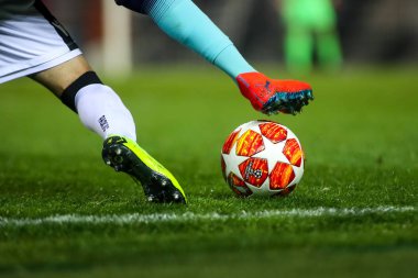 Thessaloniki, Yunanistan - 19 Şubat 2019: Futbolcu ayaklarıyla topu Paok - Tottenham Toumba Stadyumu'nda arasında ikinci tur için Uefa Gençlik Birliği alanında