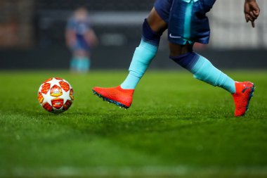 Thessaloniki, Yunanistan - 19 Şubat 2019: Futbolcu ayaklarıyla topu Paok - Tottenham Toumba Stadyumu'nda arasında ikinci tur için Uefa Gençlik Birliği alanında