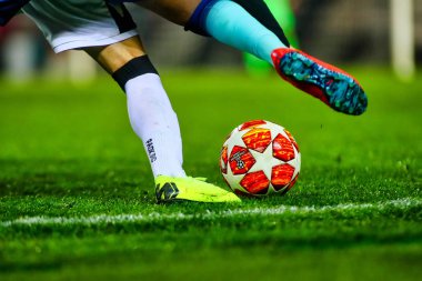 Thessaloniki, Yunanistan - 19 Şubat 2019: Futbolcu ayaklarıyla topu Paok - Tottenham Toumba Stadyumu'nda arasında ikinci tur için Uefa Gençlik Birliği alanında