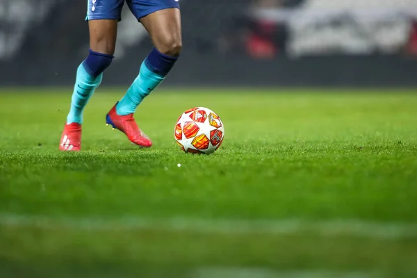 Paok トッテナム Toumba スタジアムでの第 ラウンドの Uefa 青年フィールドにボールを持つテッサロニキ ギリシャ 2019 サッカー選手の足 — ストック写真