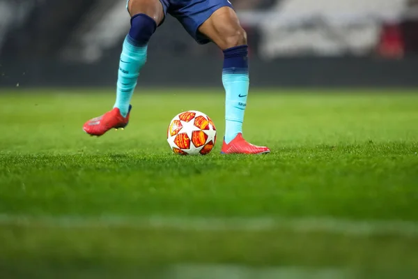 希腊塞萨洛尼基 2019年2月19日 足球运动员在赛场上带球乌法青年联盟第二轮在图姆巴球场进行第二轮比赛 — 图库照片