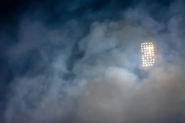 Lys og røyk på stadion – stockfoto