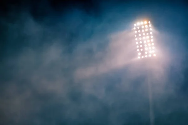 Luces del estadio y humo — Foto de Stock