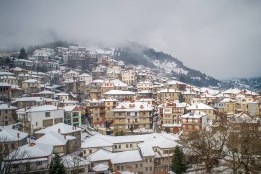 Hava karlı Metsovo mou Epirus, bir kasabada görülmektedir