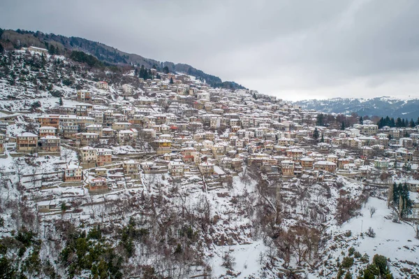 Вид с воздуха на снежный Мецово - город в Эпире, в mou — стоковое фото
