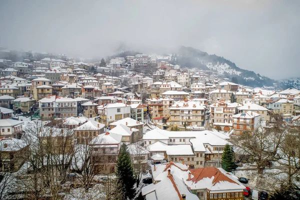 Luftaufnahme des verschneiten Metsovo ist eine Stadt in Epirus, in der mou — Stockfoto