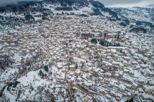 Вид с воздуха на снежный Мецово - город в Эпире, в mou — стоковое фото