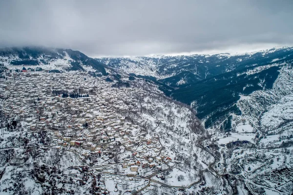 Luftaufnahme des verschneiten Metsovo ist eine Stadt in Epirus, in der mou — Stockfoto