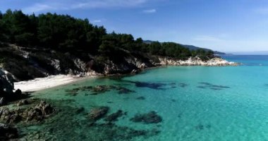 Hava uçuş uçak Kavourotrypes veya turuncu ile küçük plajlar Armenistis ve Sithonia, Chalkidiki, Yunanistan Platanitsi arasında yer alan küçük bir cennettir