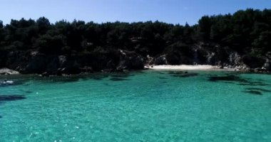 Hava uçuş uçak Kavourotrypes veya turuncu ile küçük plajlar Armenistis ve Sithonia, Chalkidiki, Yunanistan Platanitsi arasında yer alan küçük bir cennettir