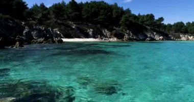 Hava uçuş uçak Kavourotrypes veya turuncu ile küçük plajlar Armenistis ve Sithonia, Chalkidiki, Yunanistan Platanitsi arasında yer alan küçük bir cennettir