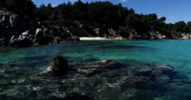 Hava uçuş uçak Kavourotrypes veya turuncu ile küçük plajlar Armenistis ve Sithonia, Chalkidiki, Yunanistan Platanitsi arasında yer alan küçük bir cennettir