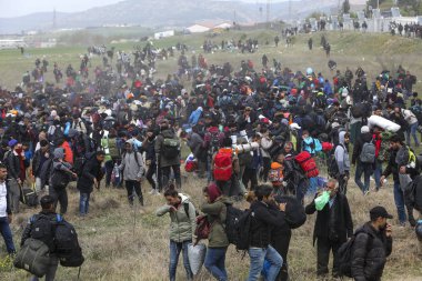 Göçmenler, mülteci kamerasının dışında Yunan isyan polisi ile çatışmalar
