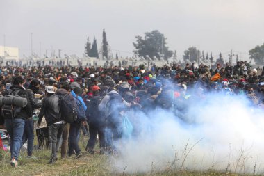 Göçmenler, mülteci kamerasının dışında Yunan isyan polisi ile çatışmalar