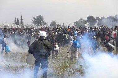 Göçmenler, mülteci kamerasının dışında Yunan isyan polisi ile çatışmalar