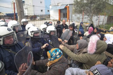 Göçmenler, mülteci kamerasının dışında Yunan isyan polisi ile çatışmalar