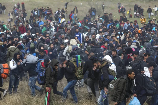 Migrantes se enfrentan con la policía antidisturbios griega fuera de una cámara de refugiados — Foto de Stock