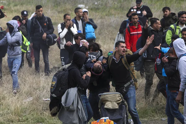Göçmenler, mülteci kamerasının dışında Yunan isyan polisi ile çatışmalar — Stok fotoğraf