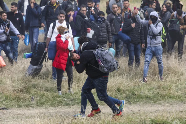 Göçmenler, mülteci kamerasının dışında Yunan isyan polisi ile çatışmalar — Stok fotoğraf