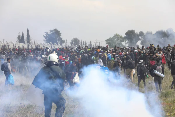 Migranter sammandrabbningar med grekisk kravall polis utanför en flykting cam — Stockfoto