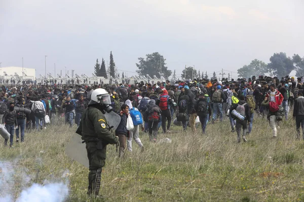 Migrants clashes with Greek riot police outside of a refugee cam — Stock Photo, Image