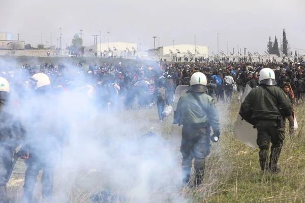 Migranci starcia z greckiej policji zamieszek poza kamerą uchodźcy — Zdjęcie stockowe