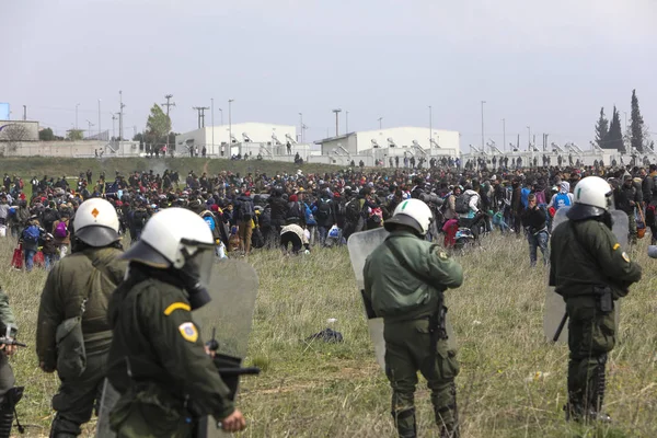 Migrantes entram em confronto com a polícia de choque grega fora de uma câmara de refugiados — Fotografia de Stock