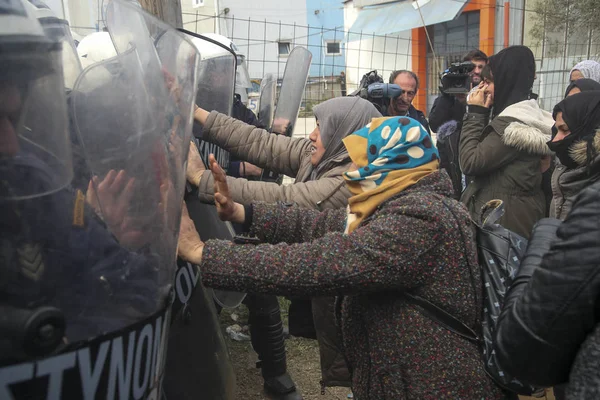 Migranci starcia z greckiej policji zamieszek poza kamerą uchodźcy — Zdjęcie stockowe