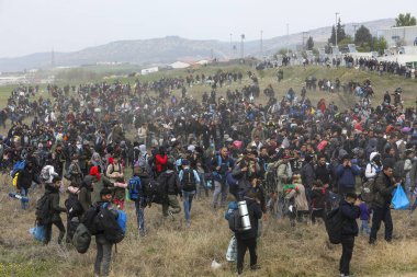 Göçmenlerin ve mültecilerin yüzlerce mülteci dışında toplanan 