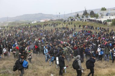 Göçmenlerin ve mültecilerin yüzlerce mülteci dışında toplanan 