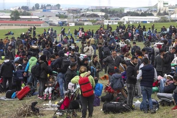 Cientos de migrantes y refugiados se reunieron fuera de un refugiado — Foto de Stock