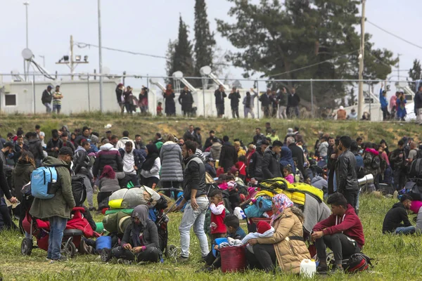 Centenas de migrantes e refugiados reunidos fora de um refugiado — Fotografia de Stock