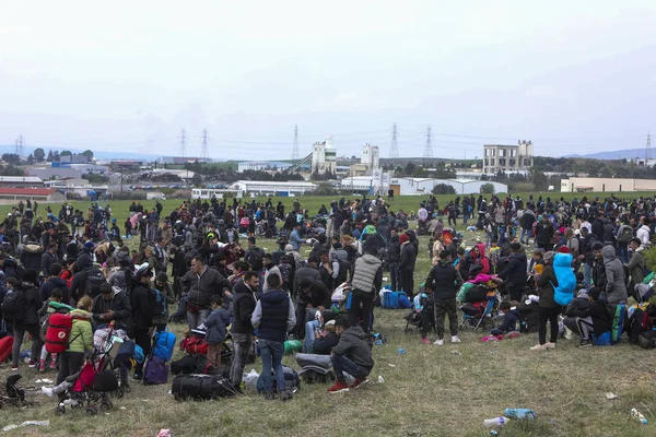 Cientos de migrantes y refugiados se reunieron fuera de un refugiado — Foto de Stock