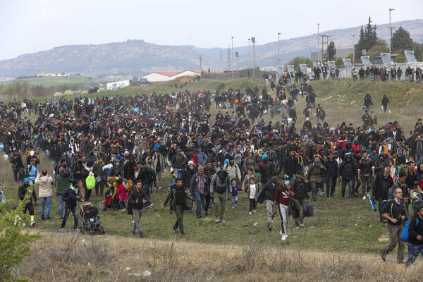 Сотни мигрантов и беженцев собрались за пределами беженца
 